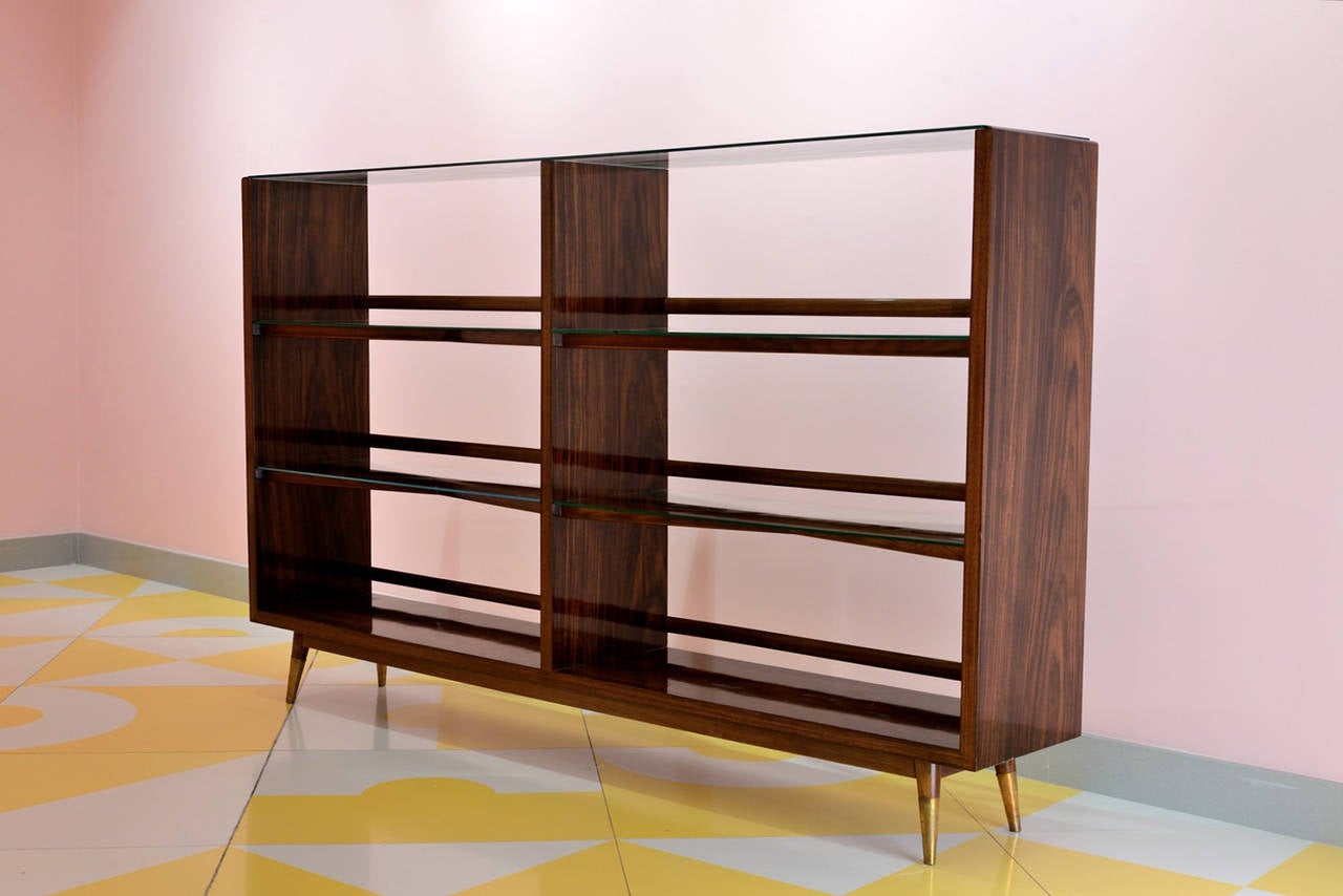 Elegant étagère in the style of B.B.P.R, created in the early 1950s, rosewood structure and original glass shelves (marked Vitrex). Brass feet. Completely restored.