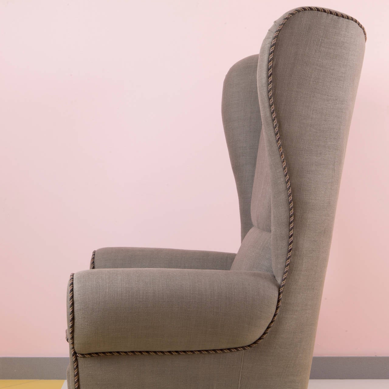 Important armchair designed by Guglielmo Ulrich, manufactured in Italy in the 1940s. Wooden structure, upholstered and covered with linen fabric and elegant cotton seam allowance. The feet are covered with the original fabric. Completely restored.