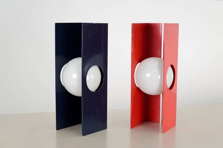 Pair of table lamps manufactured in Italy in the 1950s. Blue and red lacquered metal sheet structure holding a glass ball shaped diffuser.