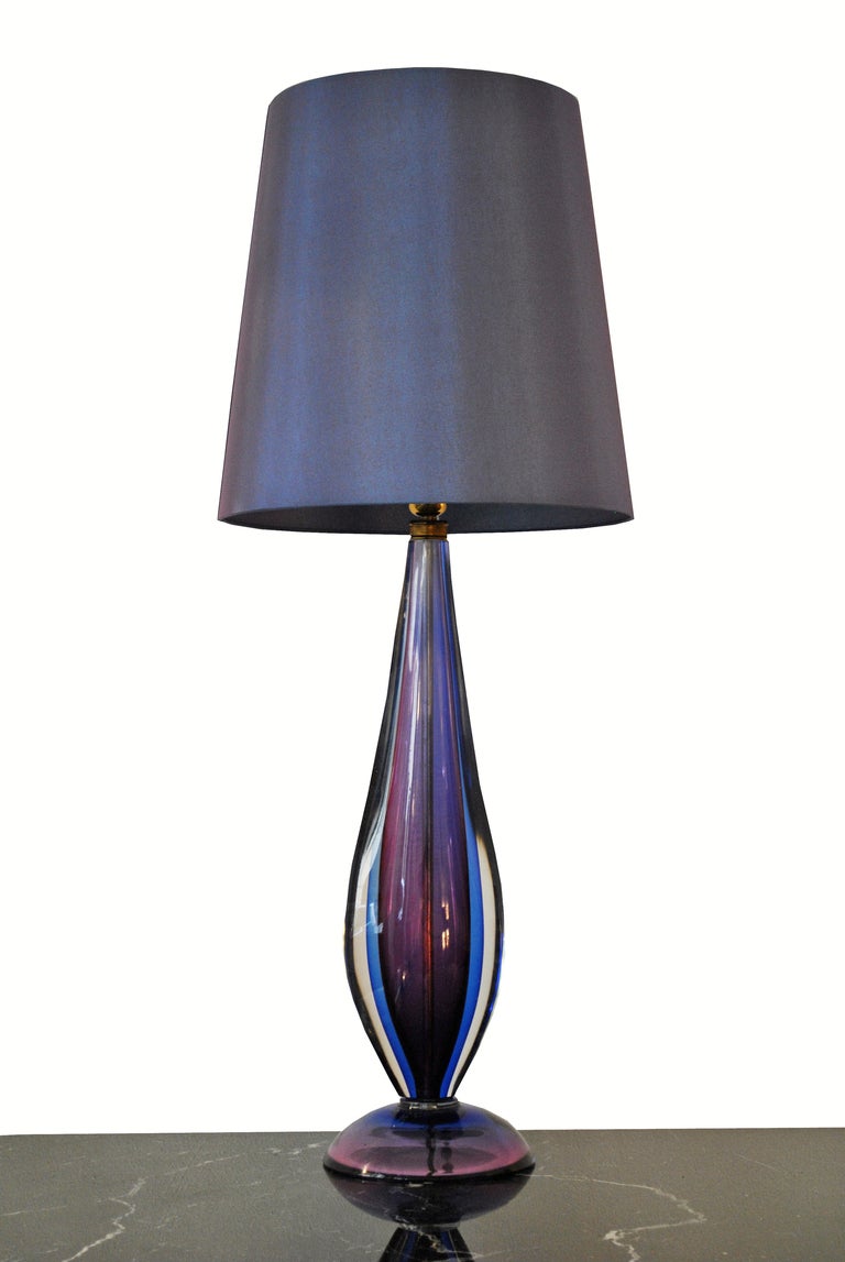 Table lamp in “sommerso” glass in blue and violet.
Disegned by Flavio Poli for Seguso Vetri d’arte. 
Murano, 1950’s.
