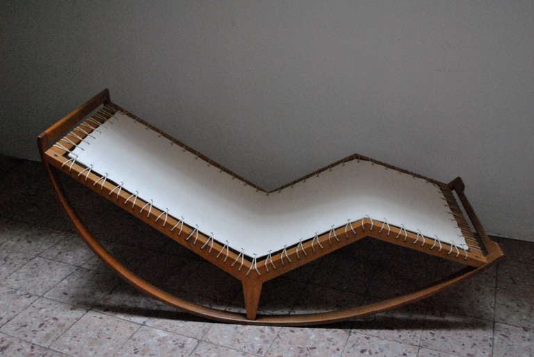 A very elegant rare rocking chaise, designed by the well-know Italian designer Franco Albini in 1956 and manufactured by Poggi. This company was very interested in wood manufacturing, in a handcrafted dimension together with an industrial vision, in