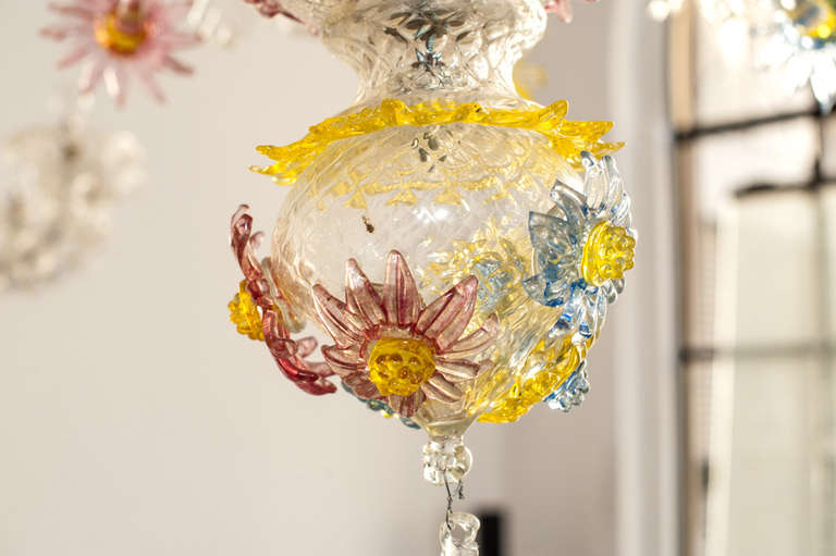 1930s Fratelli Toso Murano Chandelier in Transparent Glass with Colored Flowers In Excellent Condition For Sale In Milan, IT