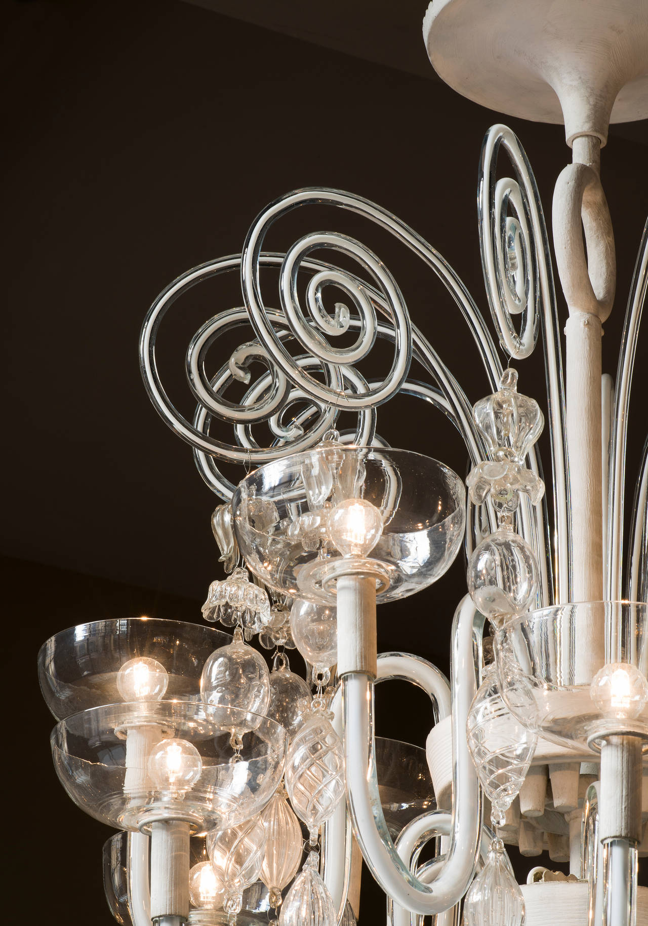Carlo Scarpa White Structure and Murano Glass Chandelier for Venini, 1940s  In Excellent Condition For Sale In Milan, IT
