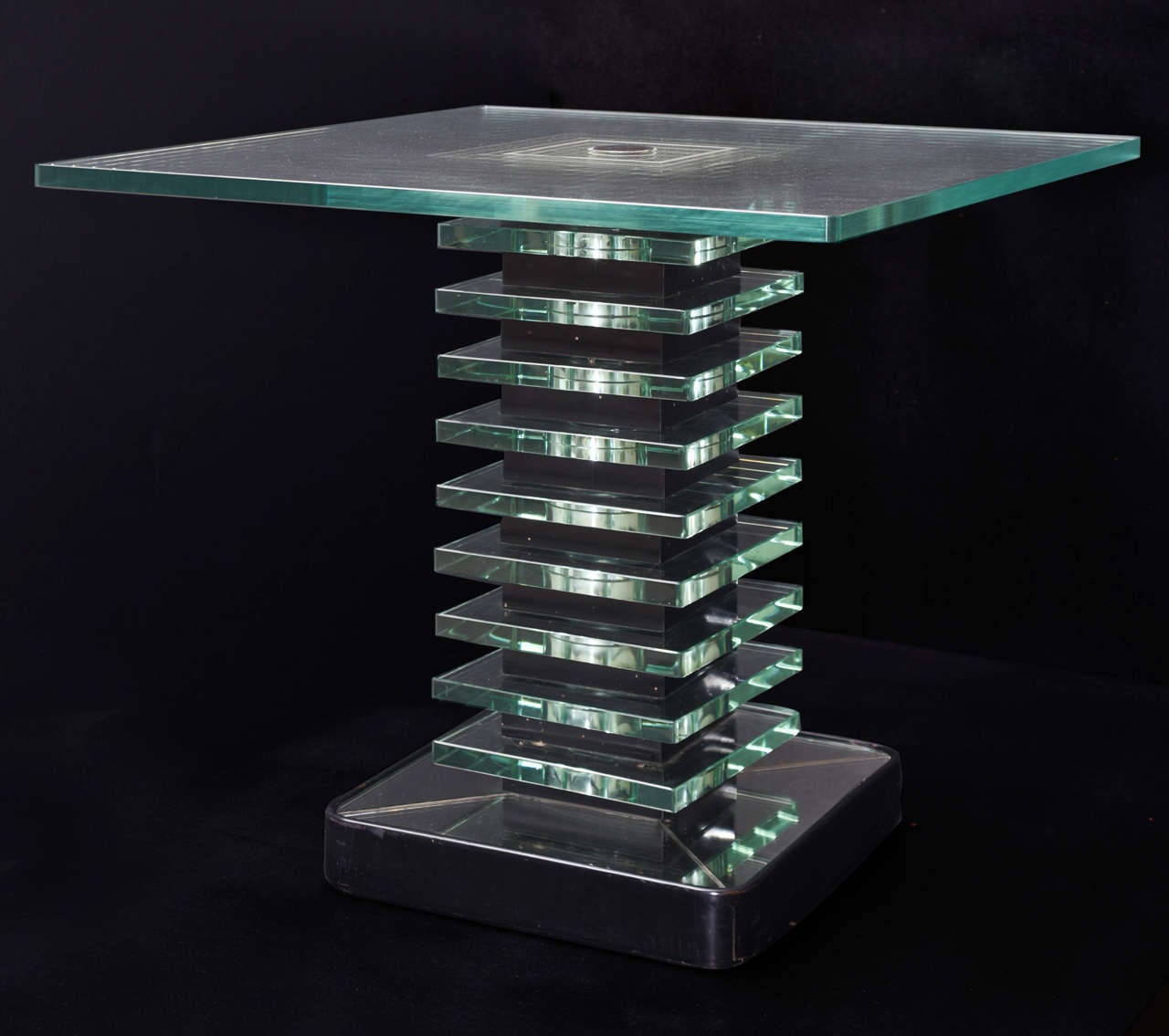 Pietro Chiesa coffee table with top in thick glass, base in black lacquered metal, partially mirrored. The stem is made of squared pieces of glass.
Fontana Arte, 1930's.