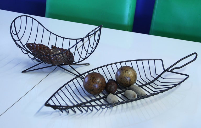 A beautiful and rare 1950s fruit basket made of wrought iron with hairpin legs from the iconic 