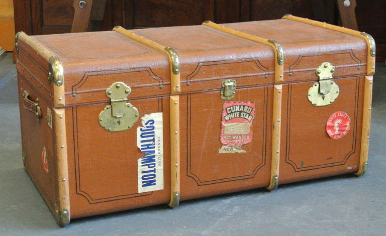 Une belle malle de bateau à vapeur vintage en bois et laiton avec des étiquettes à bagages originales Cunard etc.
