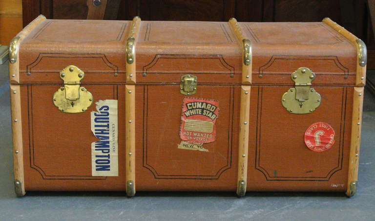 Français Vieille malle à vapeur garnie de bois et de laiton avec étiquettes de bagages de type cunard