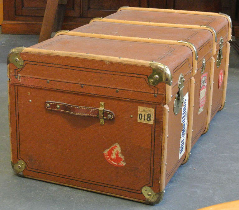 Vieille malle à vapeur garnie de bois et de laiton avec étiquettes de bagages de type cunard Excellent état à Minneapolis, MN