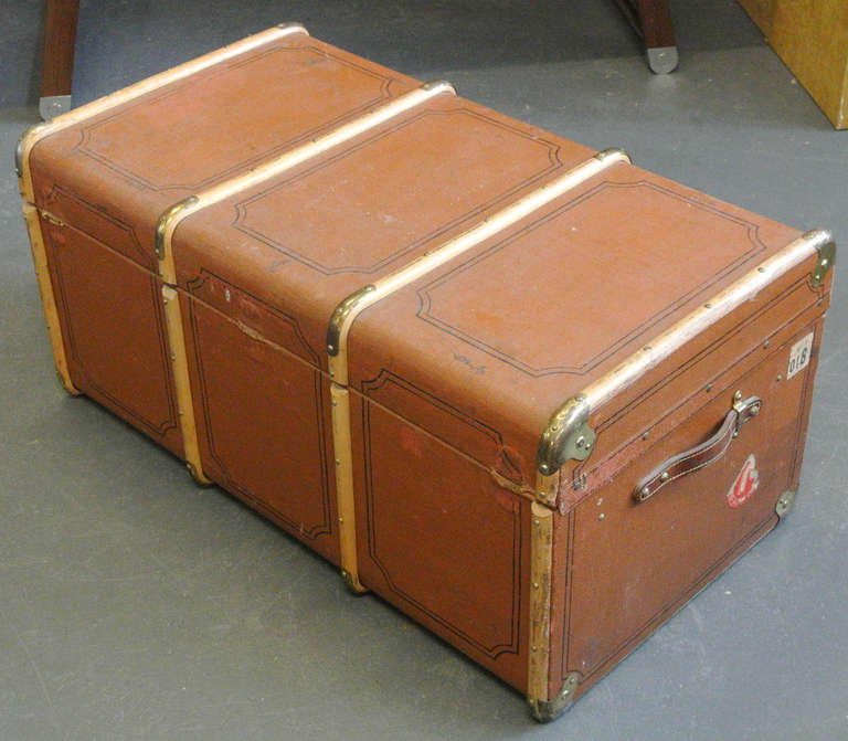 Milieu du XXe siècle Vieille malle à vapeur garnie de bois et de laiton avec étiquettes de bagages de type cunard