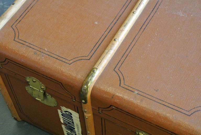 Vieille malle à vapeur garnie de bois et de laiton avec étiquettes de bagages de type cunard 2
