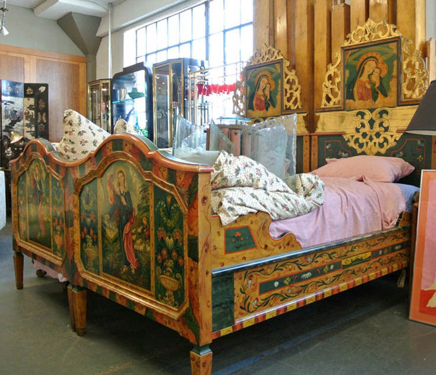 Néo-rococo Paire de lits jumeaux peints de style alpin suisse en vente