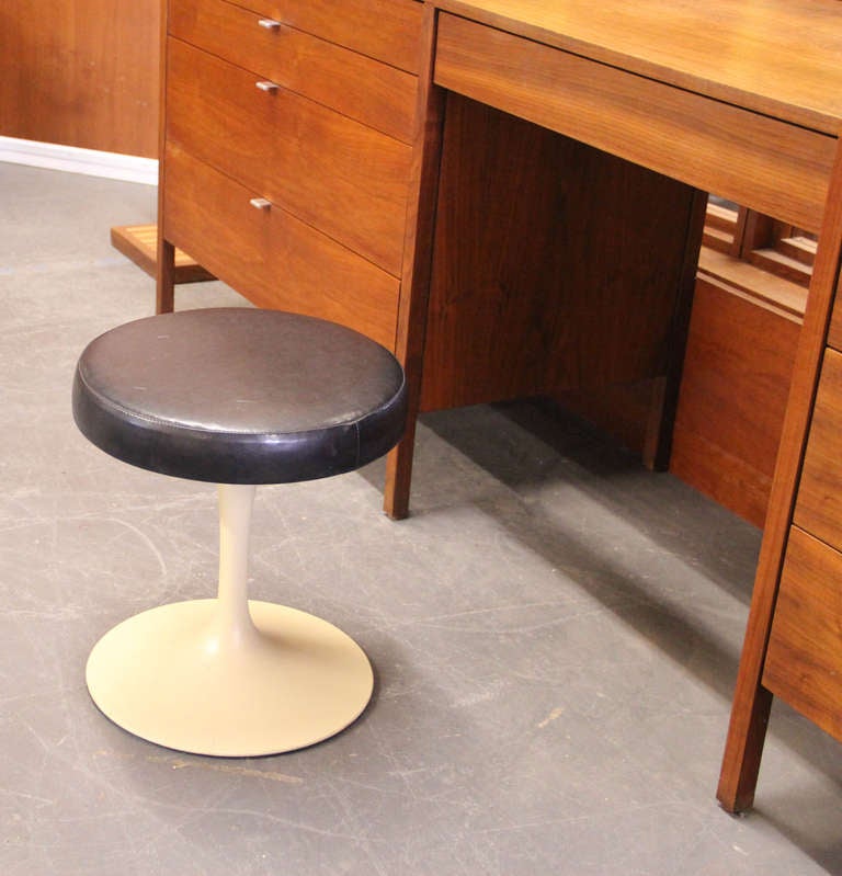 Pair of Florence Knoll Chests with Vanity and Saarinen Stool In Excellent Condition In Minneapolis, MN