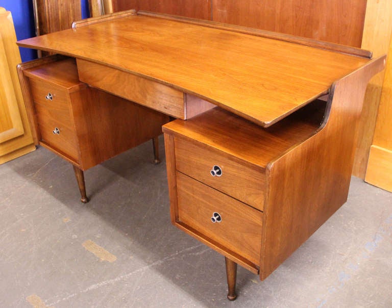 Vintage Mid-Century Modern Walnut Desk In Excellent Condition In Minneapolis, MN