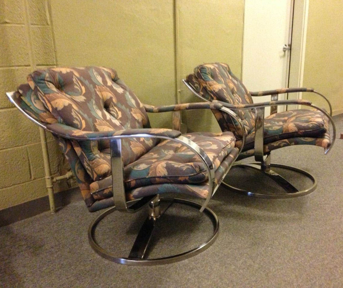 Late 20th Century Pair of Chrome Swivel Lounge Chairs by Garner Leaver for Steelcase For Sale
