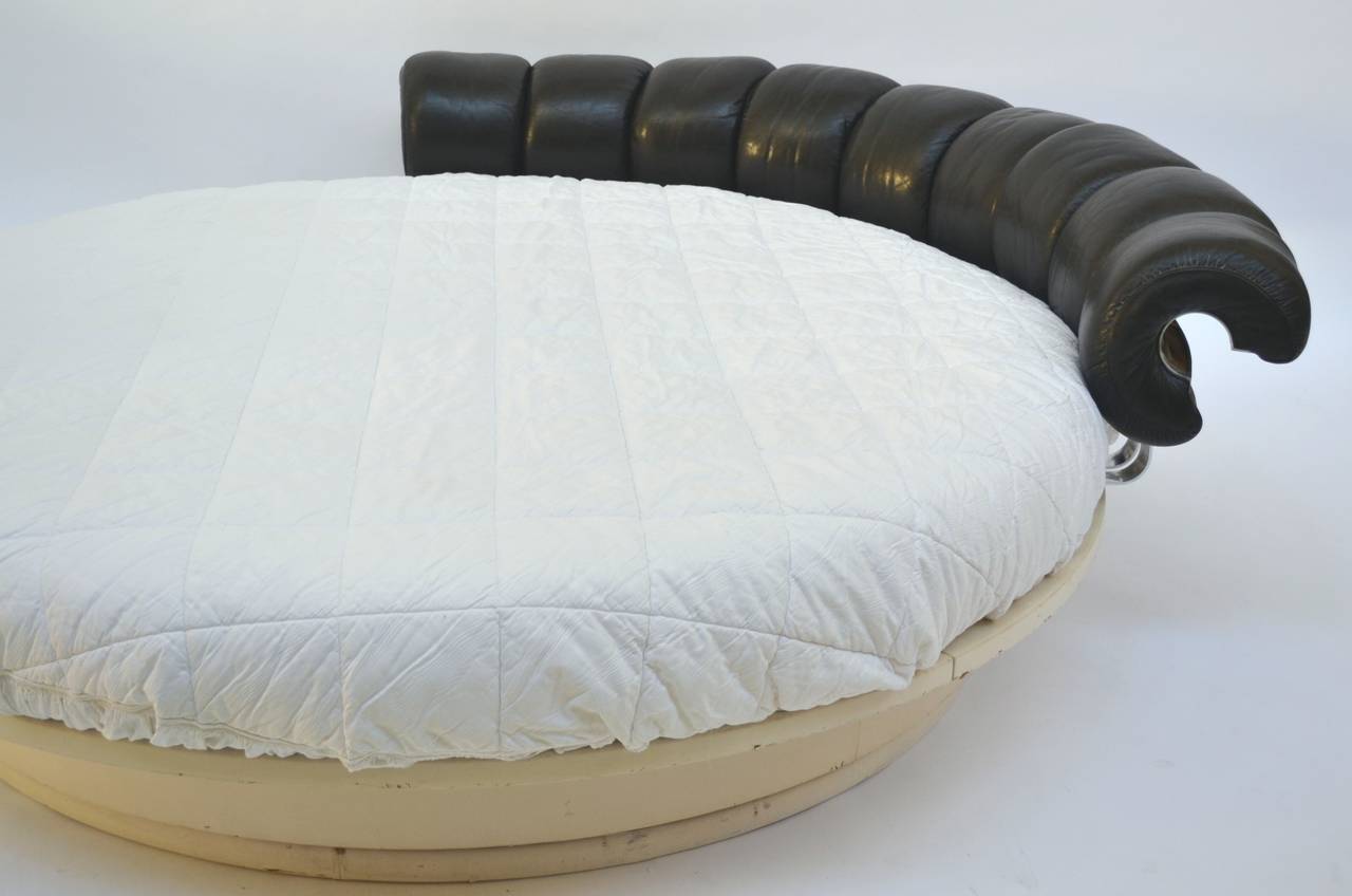 Bed Lullaby, Poltrona Frau Designed by Luigi Massoni In Good Condition In Milan, IT
