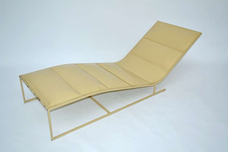 Chaise longue with lacquered metal structure and airbed in the original vinyl 70s