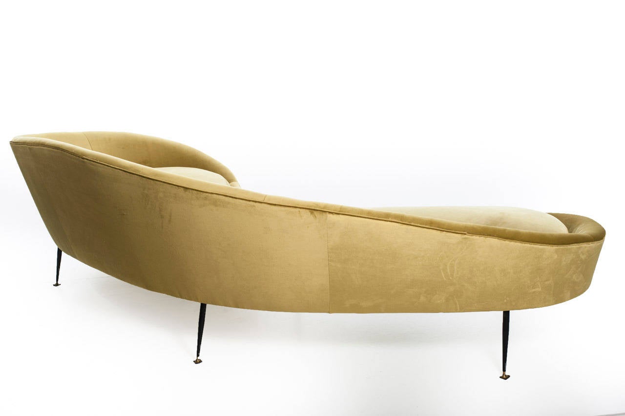 Italian work rounded sofa in 1950s style, recent production.