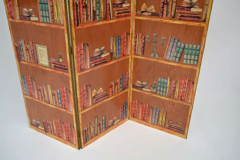 Screen 60s, decorated with books, in the manner of Fornasetti, in excellent condition