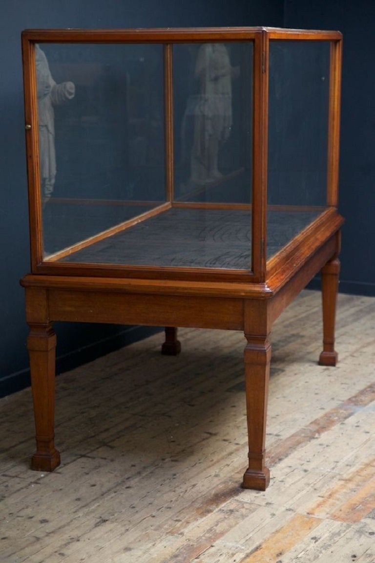 Vetrine museali in mogano smaltato rimosse dal British Museum. 

Dieci disponibili, tre stili di gamba, tutti non restaurati e in ottime condizioni. 

Il prezzo si intende per armadio. 

Inglese anni '20