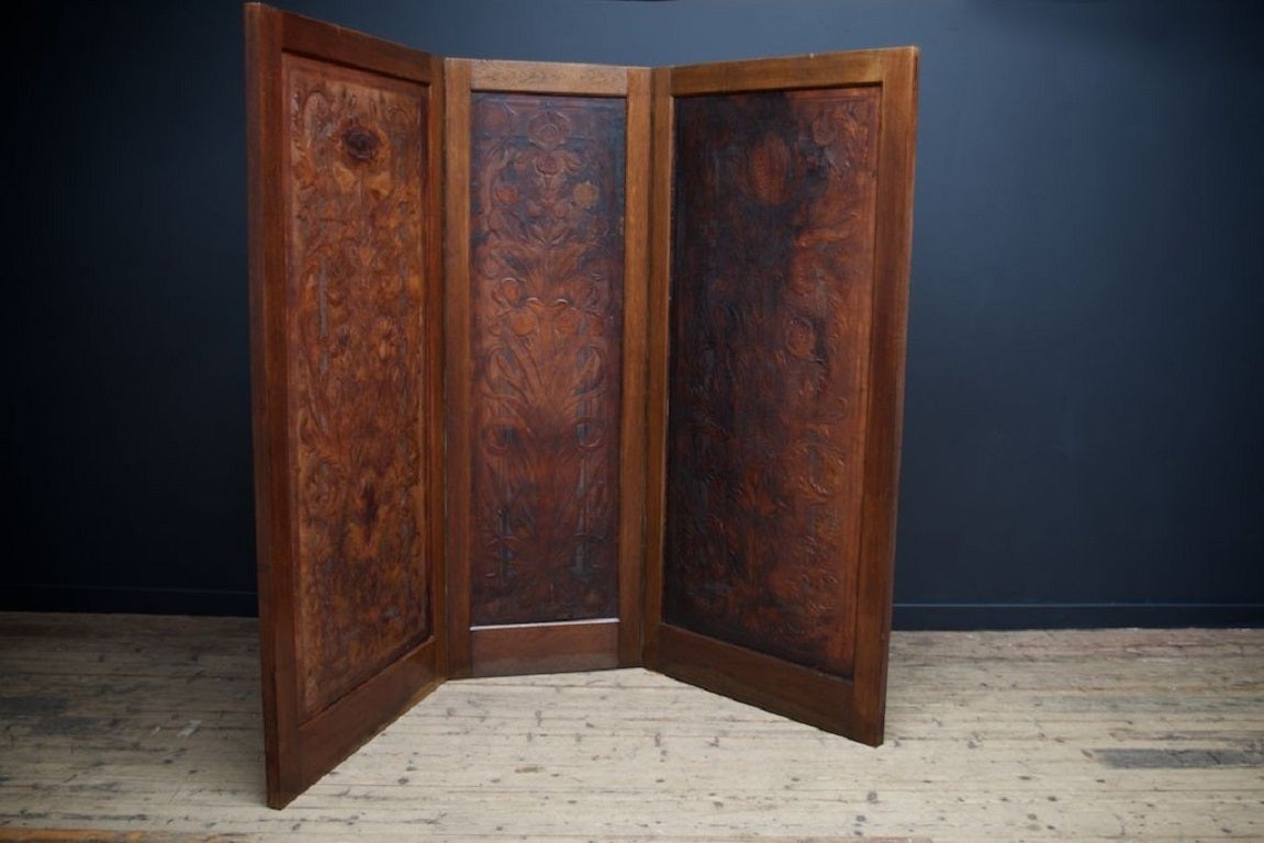 Three fold oak framed embossed leather room screen 

English 1930 

H: 186 W: 232 D: 4 CM