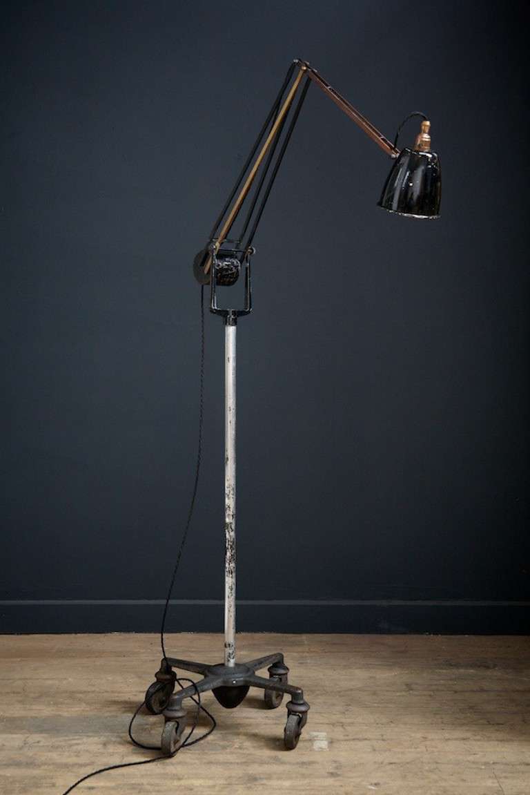 A Hadriil & Horstmann floor lamp.
Original painted finish.
EngLish 1930s.
Rewired
Height: 158 cm Width: 45 cm Depth: 45 cm