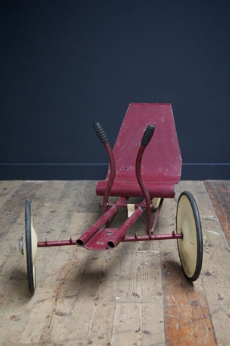 A child’s trike. 

Unused NOS, New Old Stock. 

Paper price tag present. 

English 1930s. 

H: 50 W:114 D:30 CM
