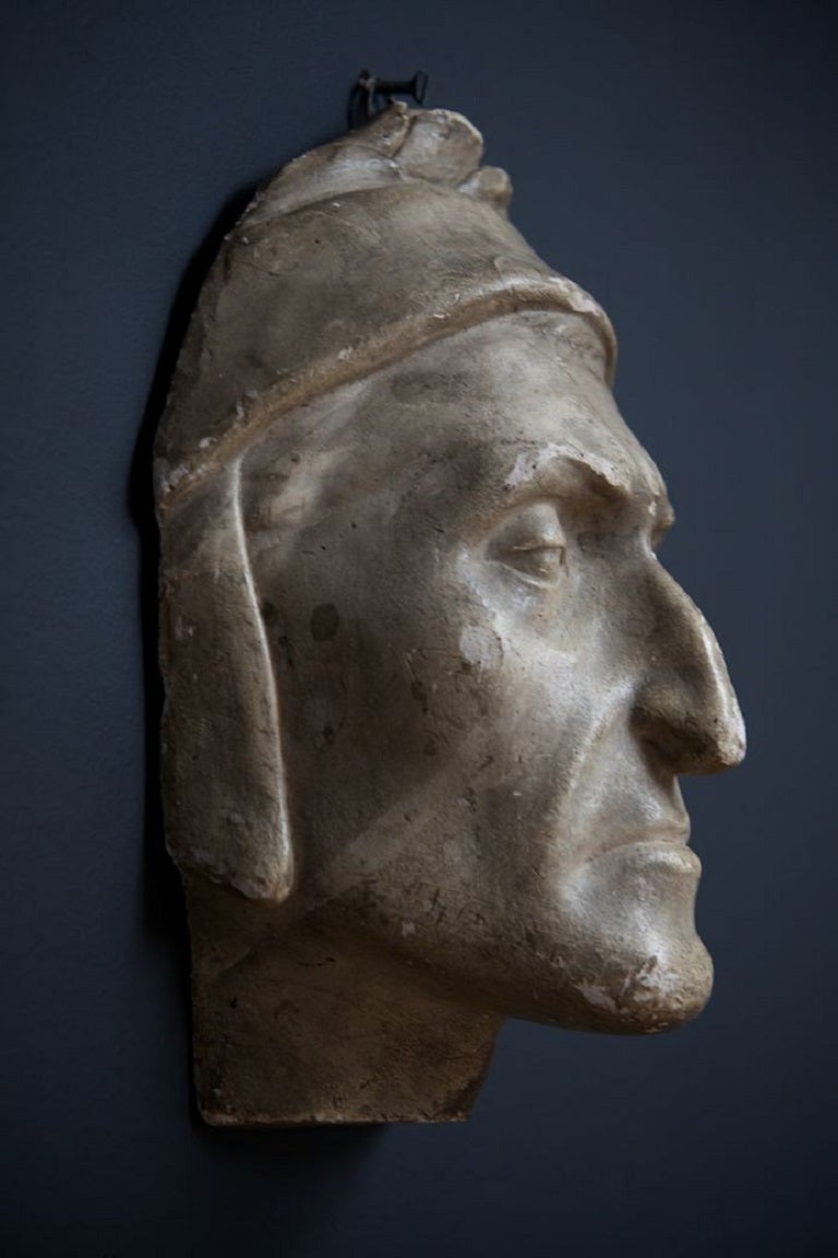 A plaster mask of the Italian poet “Dante”. 

English 19th century. 

H:26 W:16 D:12 cm