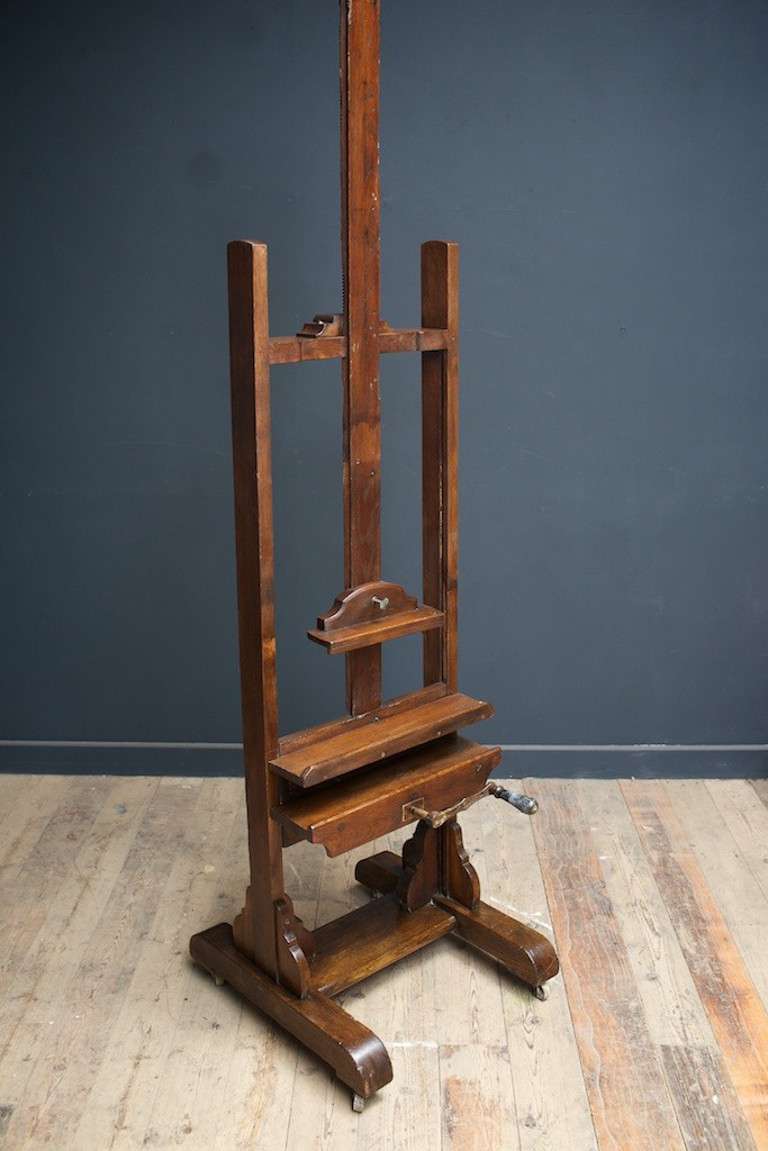Oak studio easel.
Adjustable, original castors.
English 19th century.