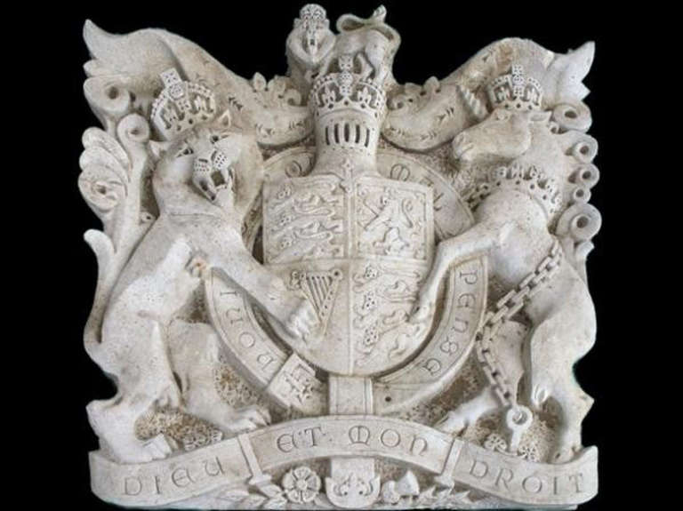 A large carved limestone coat of arms in ther Brutalist manner.
Exceptionally well carved in an unusual and short lived style.
Removed from a Courthouse in South London.
English Late 1950s.

Height: 170 cm Width: 165 cm Depth: 38 cm