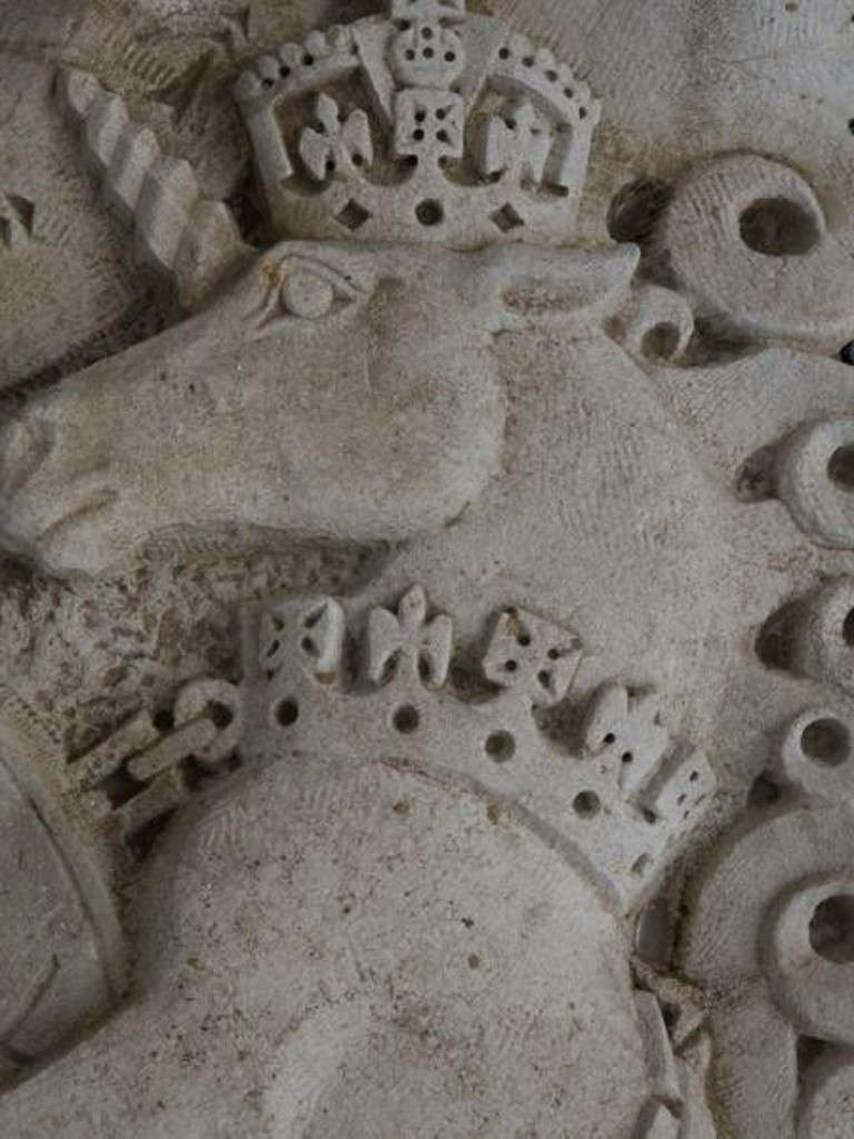 Large Carved Coat of Arms In Excellent Condition In Llandudno, Conwy