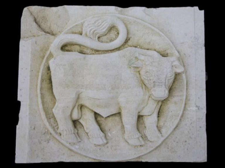 Decorative carved limestone architectural elements, in the Brutalist manner, plaque shown has a Bull roundel.
Removed from a Courthouse in South London.
Late 1950s.
Twenty four available, size is an average, price is per plaque.

H:53 cm X W:55