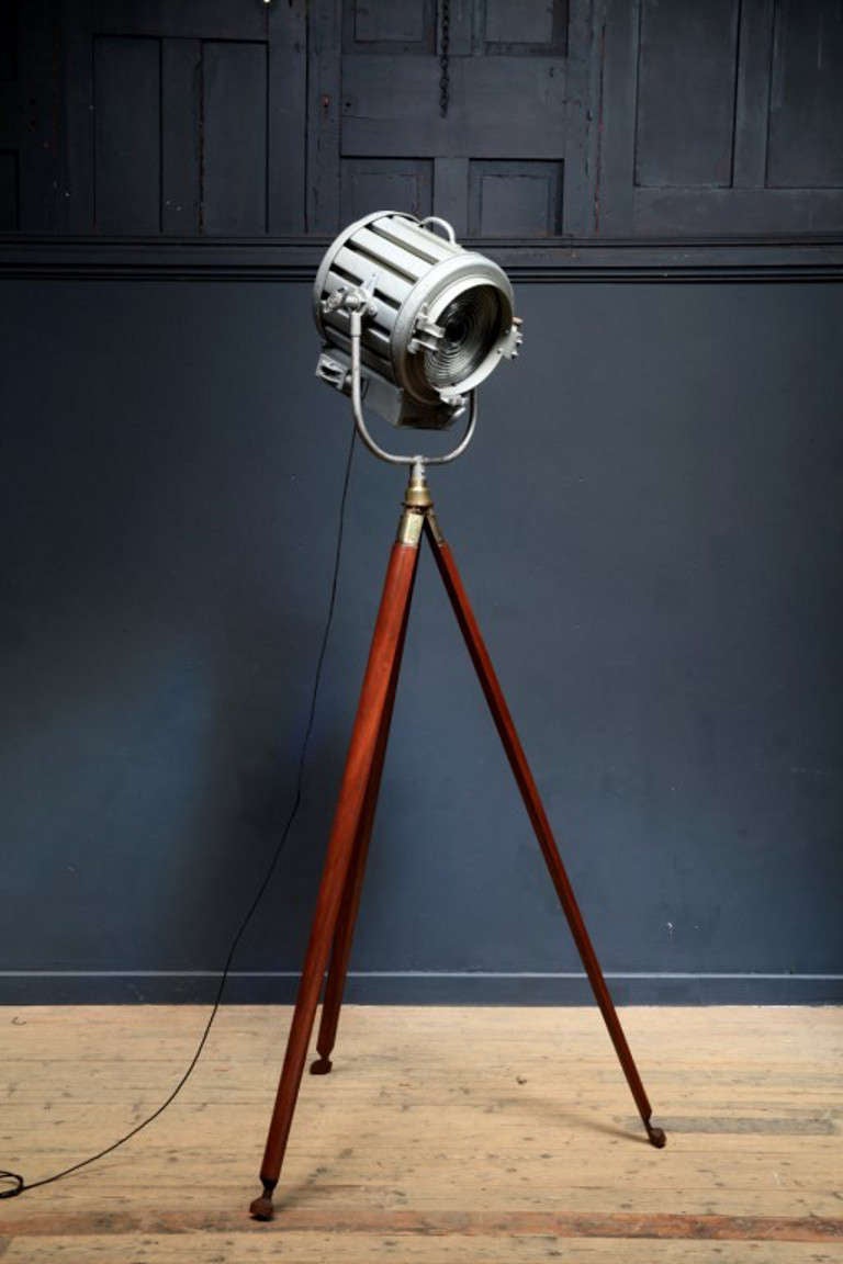 Mole Richardson spot light on tripod. 

H:216cm x 36cm