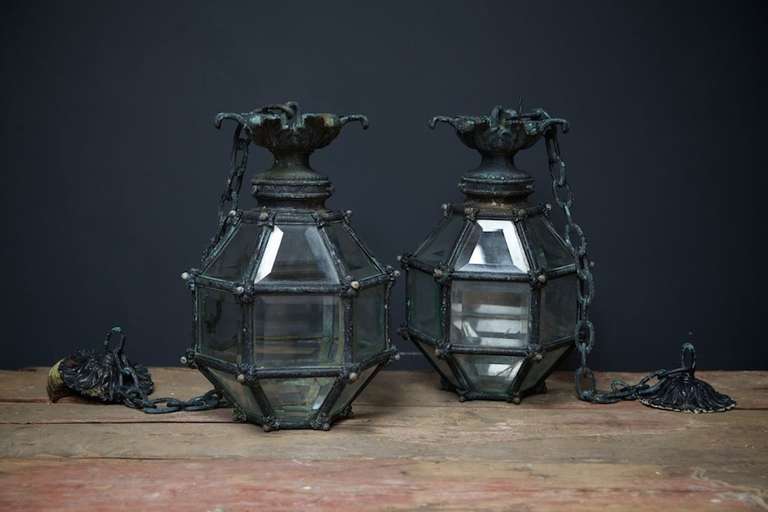 A pair of Hexagonal bevell glazed lanterns.
Ornate foliage tops, original chain and ceiling plate.
English 1930s.
Price is for the pair.
Some glazed sections replaced or repaired.

Height: 39 cm Width: 27 cm