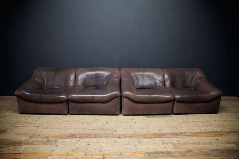 A dark chocolate bull hide De Sede four piece sofa.
Use as a pair of sofas or a large single.
Absolute quality and comfort, perfect original condition, rare example.
Also see ref 6609 for the matching pair of chairs and ottoman.
Swiss