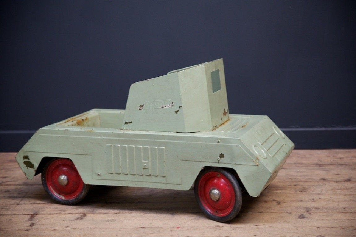 An armoured pedal car. 

Very original and complete, scarce model. 

Manufactured by Triang. 

English 1960s. 

H:48 W:40 D:87 CM