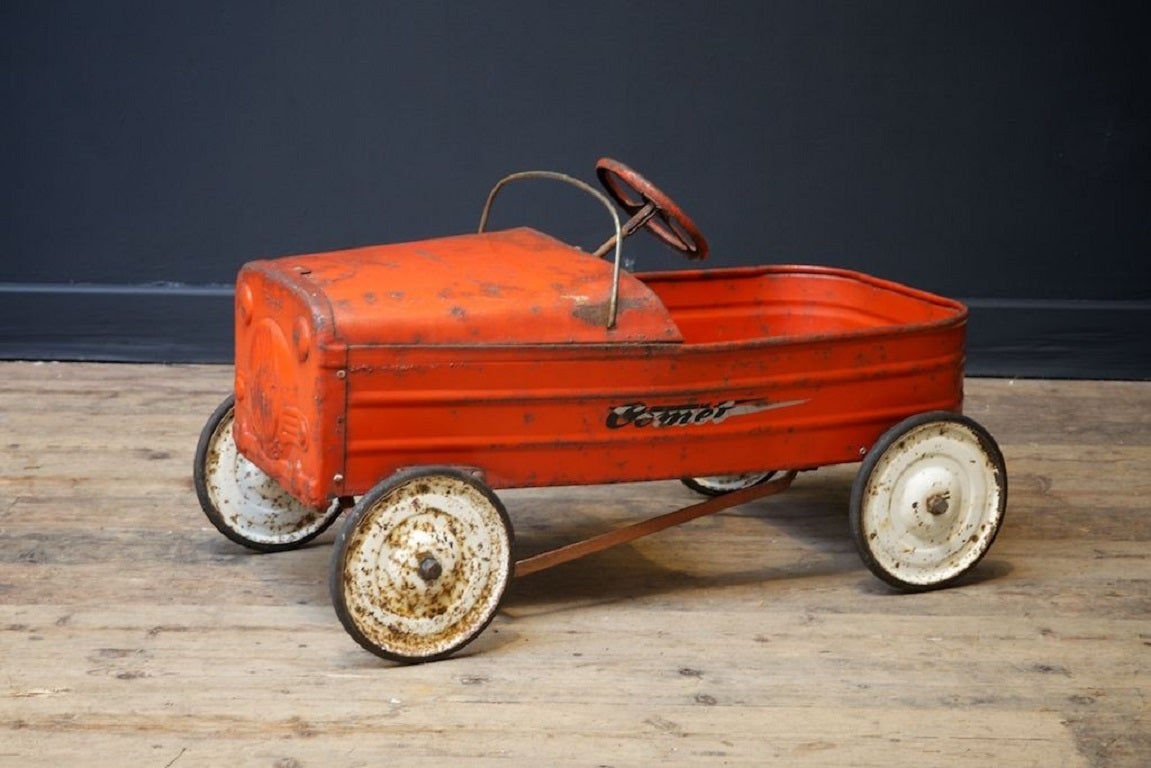 A open wheeled Comet racing car by Triang of England. 

Original paint and decal. 

1950s. 

H:42 W:82 CM
