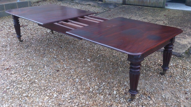 Early 19th Century Antique Mahogany Dining Table For Sale 4