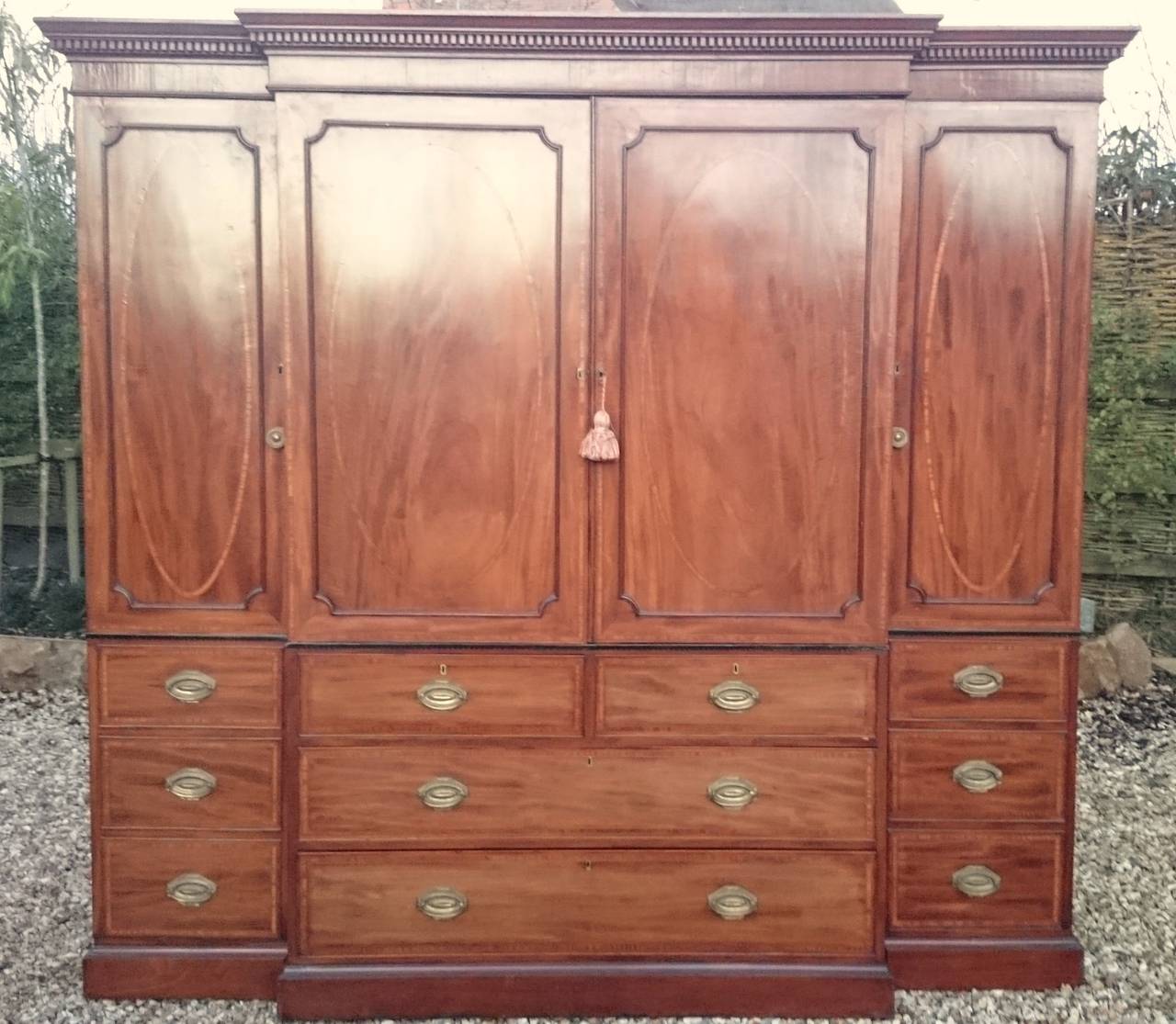Antique Breakfront Linen Press Made of Finest Mahogany In Good Condition In Gloucestershire, GB