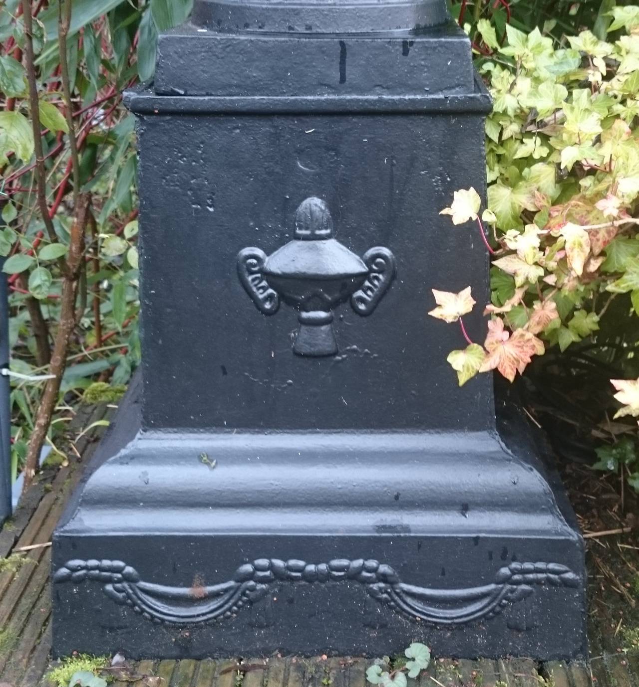 Pair of Cast Iron Urns In Good Condition In Gloucestershire, GB