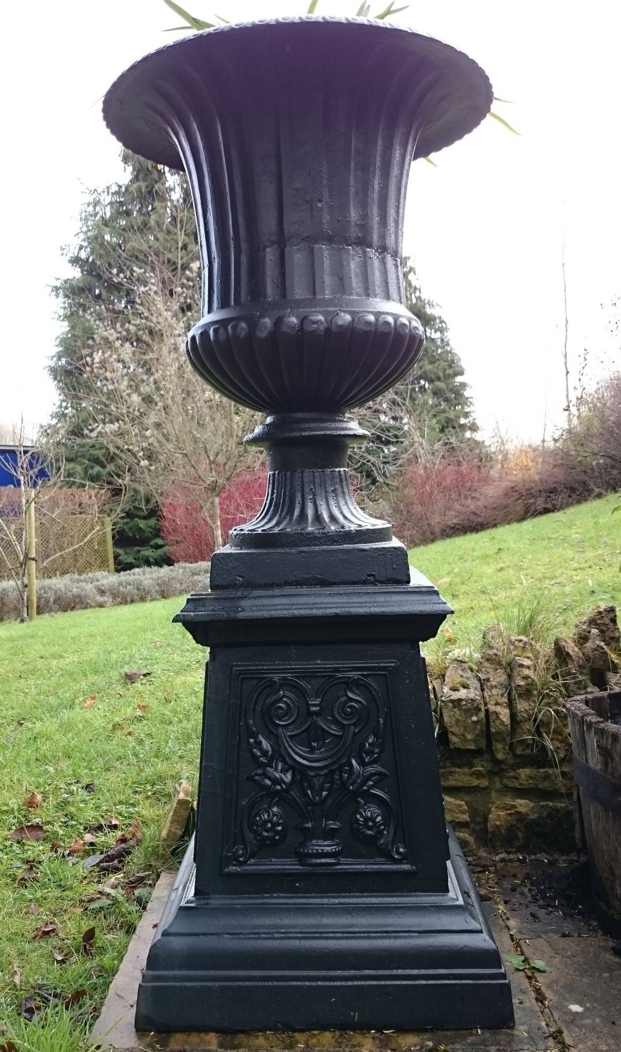 Pair of Cast Iron Urns In Good Condition For Sale In Gloucestershire, GB