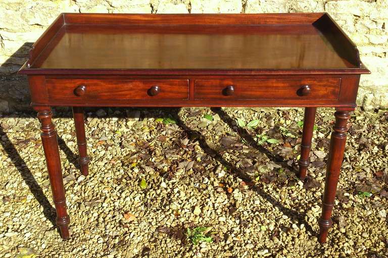 Good early 19th century mahogany antique side table in the manner of Gillow

45 1/2