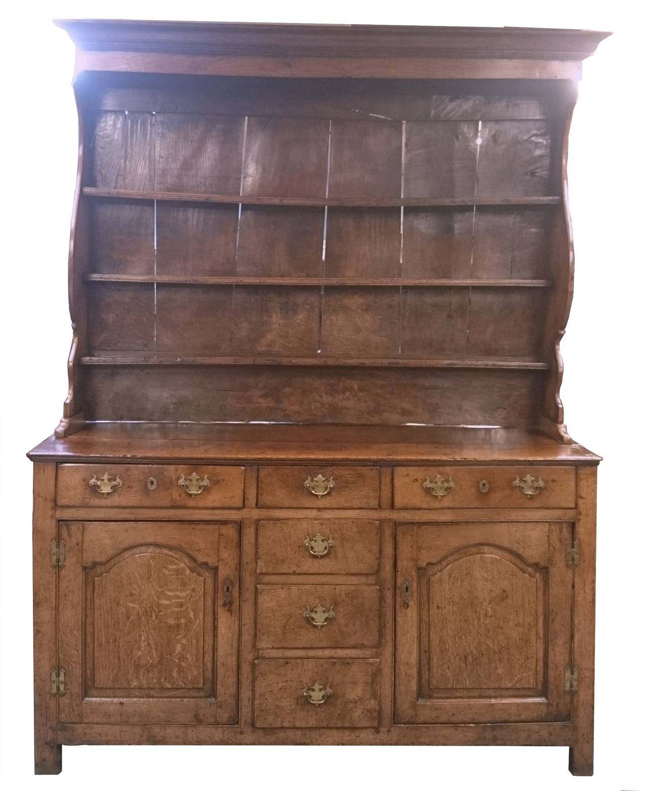 Early antique oak dresser with cupboards and drawers and false centre drawers. This dresser is a good size being not too large but with plenty of useful storage space. The oak is a really good cut, with lots of lovely medullary rays and is a really