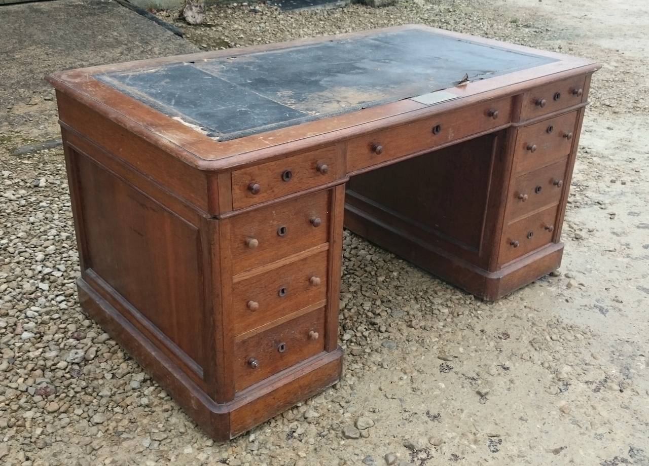 Large 19th Century Pedestal Desk In Good Condition In Gloucestershire, GB