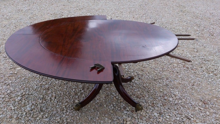 Concentrically Extending Circular Table In Excellent Condition In Gloucestershire, GB