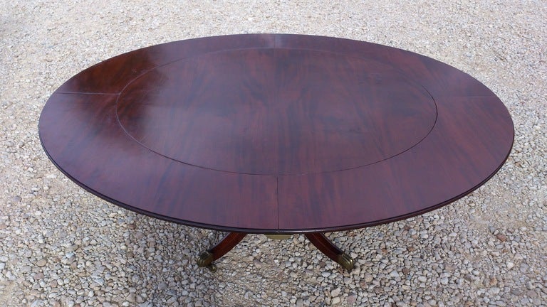 Fine and elegant George III period mahogany extending breakfast or centre table, very much like a Jupe table, this table extends through the addition of sliding bearers and additional leaves, whereas the Jupe table most often extended by rotating