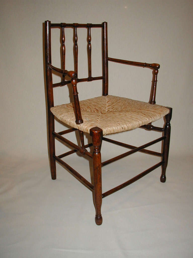 Ensemble de 6 chaises de salle à manger anciennes en bois d'if à assise en jonc et à dossier en fuseau (5 chaises simples et 1 carver). Quelques légères différences sur deux des singles.
Anglais vers 1820

Simple
siège de 19″ de large à