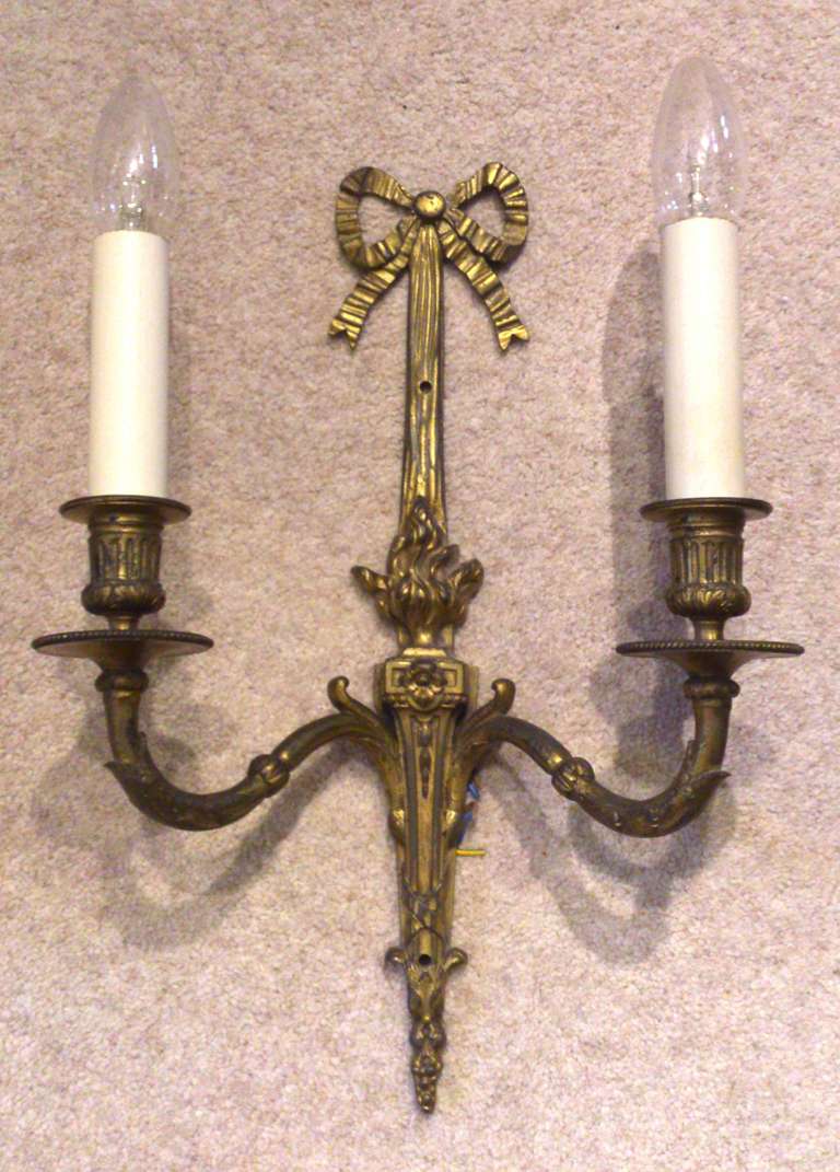 Two lovely pairs of wall lights with nice ribbon decoration.

Circa 1900 £280 for each pair.

15