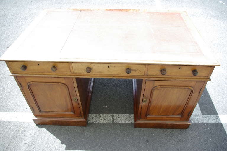 Large Early 19th Century Antique Pedestal Desk In Excellent Condition In Gloucestershire, GB