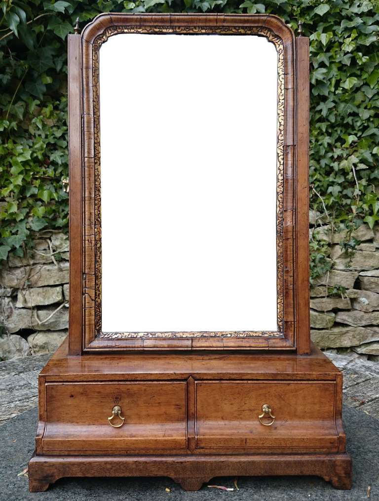 Early 18th century George I period toilet mirror made of an interesting cut of walnut which has faded to a gold/honey colour.

English circa 1714-1727

28 1/2