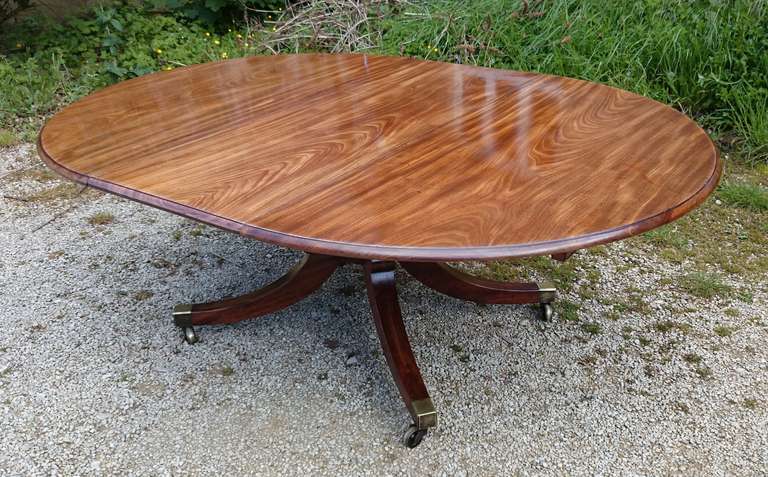 Round Extending Antique Dining Table In Excellent Condition In Gloucestershire, GB